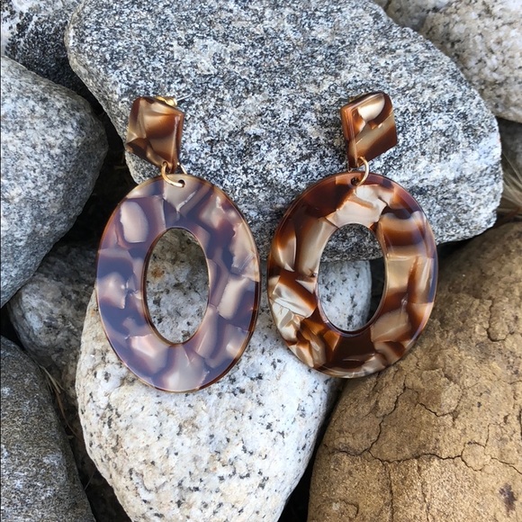 Beautiful acrylic drop earrings - Picture 1 of 3